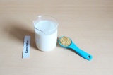 Шаг 1. Семена льна залить тремя ложками молока и отставить в сторону на 5-7 мин.