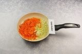 Шаг 5. Морковь и лук выложить в сковороду, добавить 50 мл. бульона, поставить на