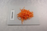 Шаг 2. Морковь нарезать тонкой соломкой.