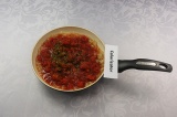 Шаг 5. К луку и чесноку добавить томаты, соль, перец, итальянские травы и тушить