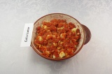 Шаг 6. Капусту смешать с томатным соусом и выложить в жаропрочную форму.