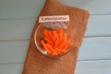 Шаг 2. Морковь очистить и нарезать брусочками.