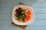 Шаг 8. Добавить морковь, посолить и остатками масла полить салат.