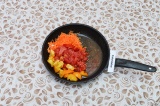 Шаг 8. Помидоры выложить на сковороду, добавить морковь, оставшиеся специи и мас