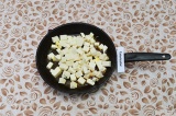Шаг 2. Добавить нарезанный крупными кубиками адыгейский сыр.