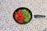 Шаг 4. К специям добавить нарезанные помидоры, стручковую фасоль, томатную пасту