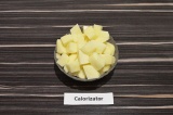 Шаг 2. Картофель порезать крупными кубиками.