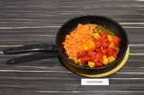 Шаг 6. В масле со специями обжарить морковь и помидоры в течение пяти минут.