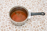 Шаг 4. Добавить томатную пасту, половину от всей зелени и воду. Варить на средне