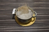 Шаг 5. В кипящую воду опустить гречневую лапшу и варить, помешивая, 5-7 минут.