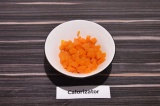 Шаг 2. Вареную морковь очистить от кожуры и нарезать чуть мельче, чем картофель.