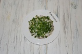 Шаг 4. Зеленый лук измельчить и добавить в салат.