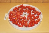 Шаг 2. Выложить томаты на поддон сушилки/противень сушить при температуре 40 гра