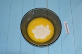 Шаг 1. Сливочное масло растопить, добавить к нему кефир и сметану.