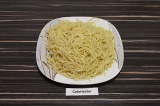 Шаг 2. Откинуть спагетти на дуршлаг и дать воде стечь.