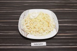 Шаг 2. Адыгейский сыр натереть на крупной терке, приправить специями и солью