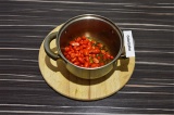 Шаг 4. Нарезанные помидоры добавить к специям, подсолить и обжаривать 5 минут.