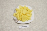 Шаг 2. Картофель нарезать брусочками среднего размера.