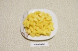 Шаг 1. Картофель нарезать кубиками примерно два на два сантиметра.