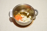 Шаг 6. В масло со специями добавить морковь и адыгейский сыр, обжарить в течение