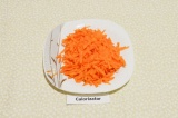 Шаг 3. Морковь натереть на крупной терке.