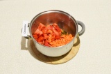 Шаг 5. Добавить в масалу томаты и морковь, обжаривать 5 минут.