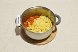 Шаг 6. Когда томаты станут мягкими и уменьшатся в объеме, добавить картофель.