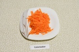 Шаг 3. Морковь натереть на крупной терке.