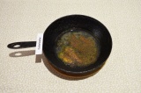 Шаг 4. В сковороде (желательно в чугунной) нагреть масло со специями в течение