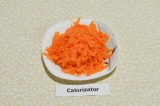 Шаг 2. Морковь натереть на крупной терке.
