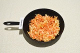 Шаг 6. Выложить овощи в сковородку, добавить воду и тушить на среднем огне 20 ми