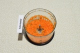 Шаг 3. Морковь натереть на мелкой терке или воспользоваться кухонным процессором