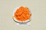 Шаг 1. Подготовить овощи для супа: морковь натереть на крупной терке.
