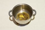 Шаг 5. В кастрюле с толстым дном нагреть масло, добавить специи и обжаривать