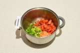 Шаг 6. К смеси из специй и масла добавить все овощи, кроме капусты. Пассеровать