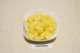 Шаг 4. Картофель нарезать кубиками.