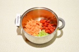 Шаг 6. Добавить овощи в кастрюлю, подсолить, накрыть крышкой и тушить 5 минут.