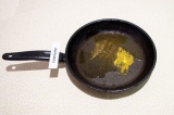 Шаг 5. В сковороде нагреть специи и масло в течение 1 минуты.