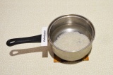 Шаг 2. Отварить рис в подсоленной воде.