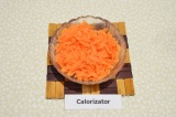 Шаг 4. Морковь натереть на крупной терке.