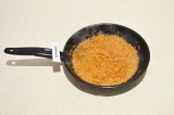 Шаг 6. Тушить морковь на среднем огне 7 минут.