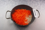 Шаг 2. Натертую морковь выложить в сковороду, добавить молоко, тушить на среднем