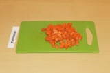 Шаг 3. Нарезать кубиками / кружочками 100 грамм моркови.