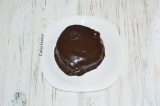 Шаг 10. Покрыть торт шоколадной глазурью и украсить на свое усмотрение.