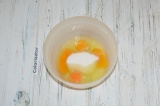 Шаг 1. Яйца соединить с сахаром.