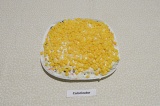 Шаг 6. Заключительным слоем выложить консервированную кукурузу.