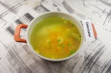 Шаг 6. Обжаренные овощи добавить в суп, довести до кипения и варить 5 минут.
