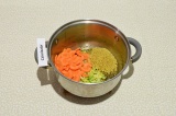 Шаг 6. Добавить к маслу морковь, сельдерей и булгур. Обжаривать в течение 5-7 м