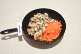 Шаг 4. Грибы и морковь пассеровать в специях с маслом 2-3 минуты.
