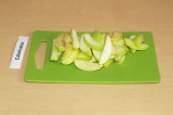 Шаг 8. Оставшиеся яблоки нарезать кусочками.